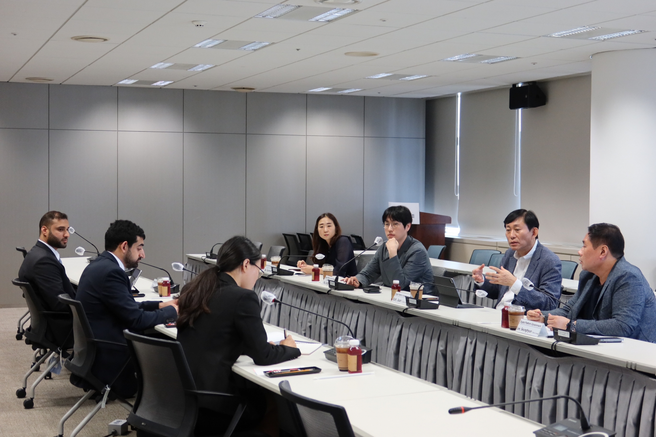 고진(오른쪽 두 번째) 디지털플랫폼정부위원회 위원장이 15일 아랍에미리트(UAE) 샤르자의 사우드(왼쪽 두 번째) 디지털청장 등과 면담을 갖고 있다. [디지털플랫폼정부위원회 제공]