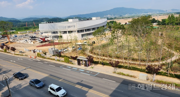15일 순천시 신대지구에 신축 중인 전남도 동부권통합청사 건축 공사가 7월 준공을 목표로 마무리 조경공사가 한창이다. /박대성 기자.