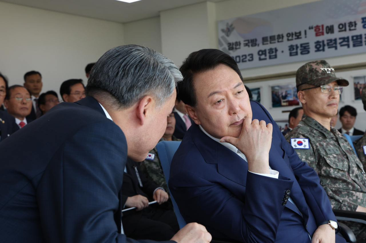 윤석열 대통령이 15일 경기 포천 승진훈련장에서 실시된 ‘2023 연합·합동 화력격멸훈련’에서 이종섭 국방부 장관과 대화하고 있다. [연합]