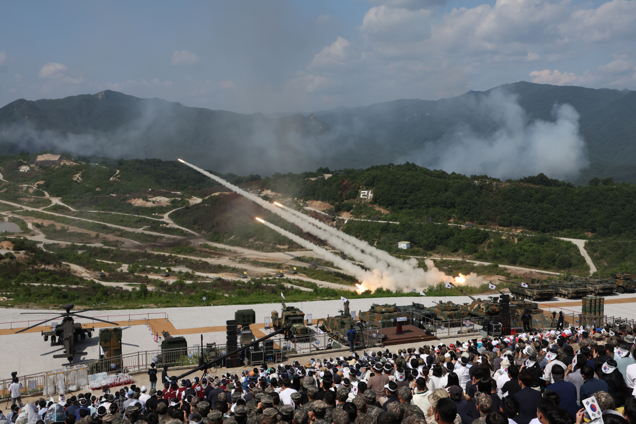 15일 경기도 포천 승진훈련장에서 윤석열 대통령 주관으로 실시된 ‘2023 연합·합동 화력격멸훈련’에서 동시통합사격으로 MLRS(M270, 다련장로켓)이 발사되고 있다. [연합]