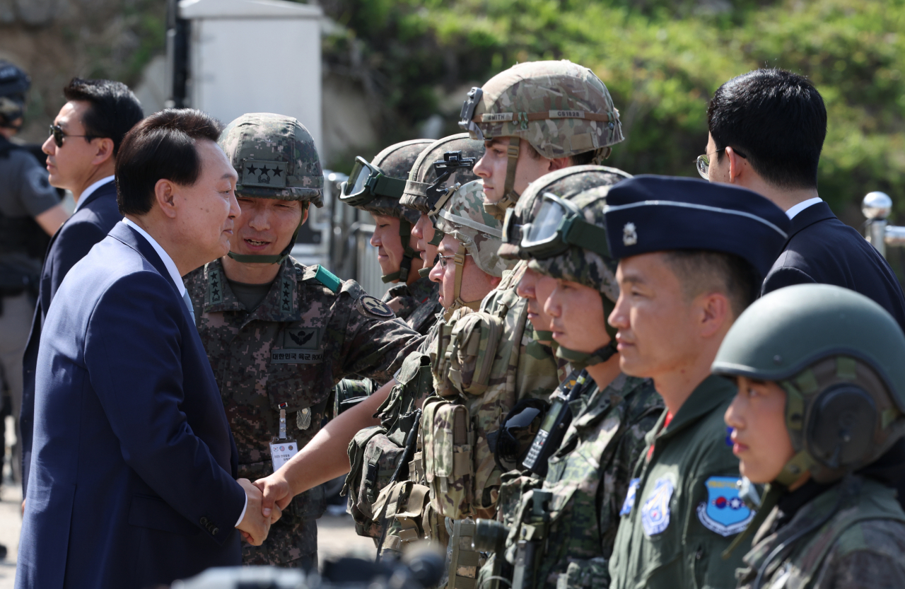 윤석열 대통령이 15일 경기 포천 승진훈련장에서 ‘2023 연합·합동 화력격멸훈련’을 주관한 뒤 훈련에 참가한 장병들을 격려하고 있다. [연합]