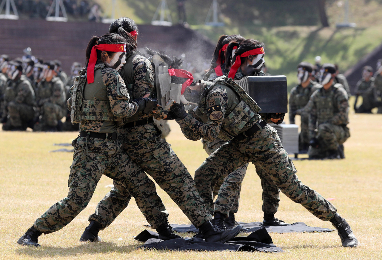 국방부는 15일 오는 9월 26일 예정된 제75주년 국군의날 기념식에 동원할 무기체계 비용을 방산업체에 사실상 전가하려 했다는 논란과 관련 방산업체 등과 소통을 강화하겠다는 입장을 밝혔다. 지난해 충남 계룡대 대연병장에서 열린 제74주년 국군의 날 기념행사를 앞두고 진행된 미디어데이 행사에서 격파시범을 선보이는 모습. [연합]