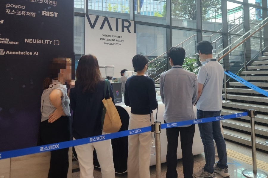 15일 포스코DX 판교 본사에서 열린 로봇 컨퍼런스에 전시된 ‘핸드드립 인공지능 로봇’ 바이리가 내려주는 커피를 먹기 위해 기다리는 사람들. [이영기 기자/20ki@]