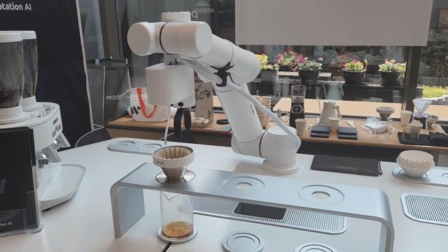 바이리가 핸드드립으로 커피를 내리고 있는 모습. 위 동작과 다른 동작으로 커피를 내리고 있다. [이영기 기자/20ki@]