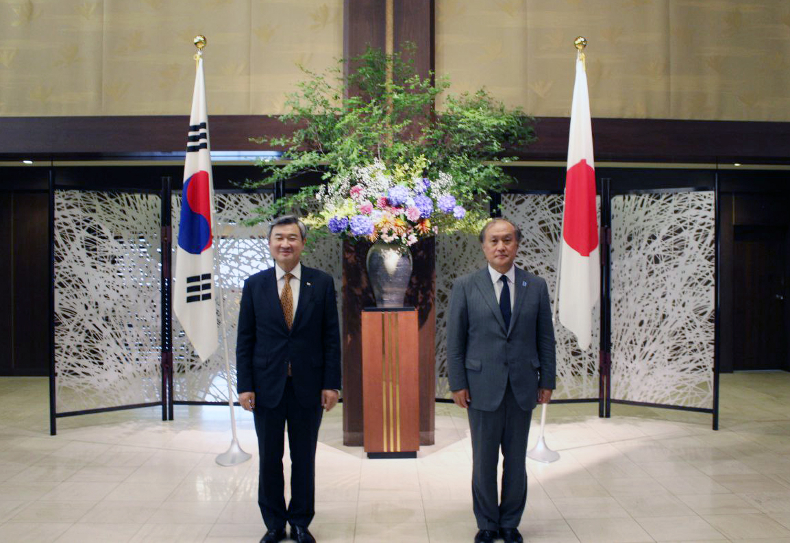 조태용 국가안보실장이 15일 일본 도쿄에서 아키바 다케오 일본 국가안전보장국장과 양자회담을 하며 기념촬영하고 있다. [연합]