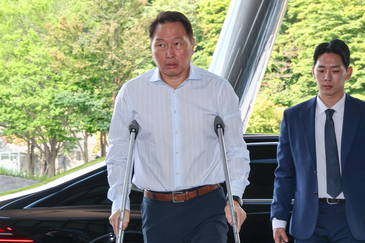 최태원 SK그룹 회장이 15일 오전 서울 광진구 워커힐 호텔에서 '2023 확대경영회의'에 참석하기 위해 목발을 짚고 회의장으로 향하고 있다. [연합]