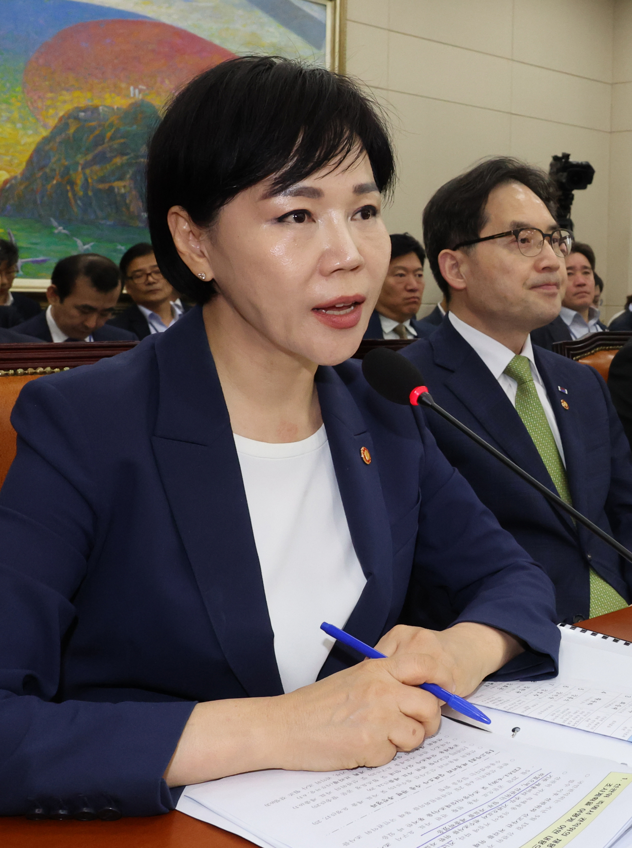전현희 국민권익위원장이 15일 국회 정무위원회 전체회의에서 의원질의에 답변하고 있다. [연합]