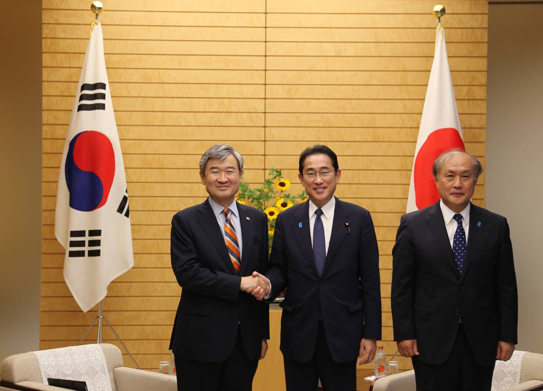 조태용 국가안보실장이 15일 일본 도쿄 총리관저에서 기시다 후미오 일본 총리와 악수하며 기념촬영을 하고 있다. 오른쪽은 아키바 다케오 일본 국가안전보장국장. [연합]