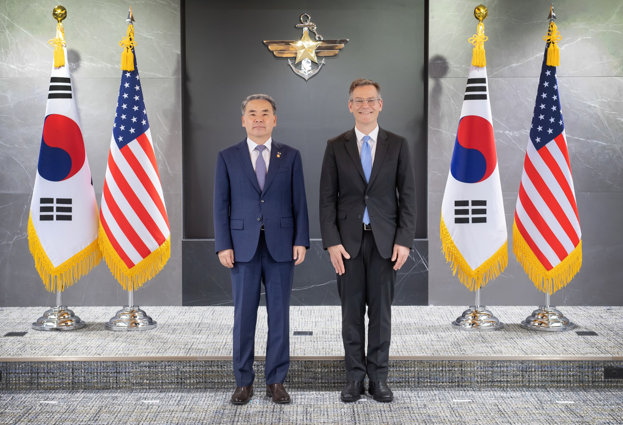 이종섭 국방부 장관(왼쪽)과 콜린 칼 미 국방부 정책차관이 지난 14일 서울 용산구 국방부 청사에서 기념사진을 촬영하는 모습 [연합]