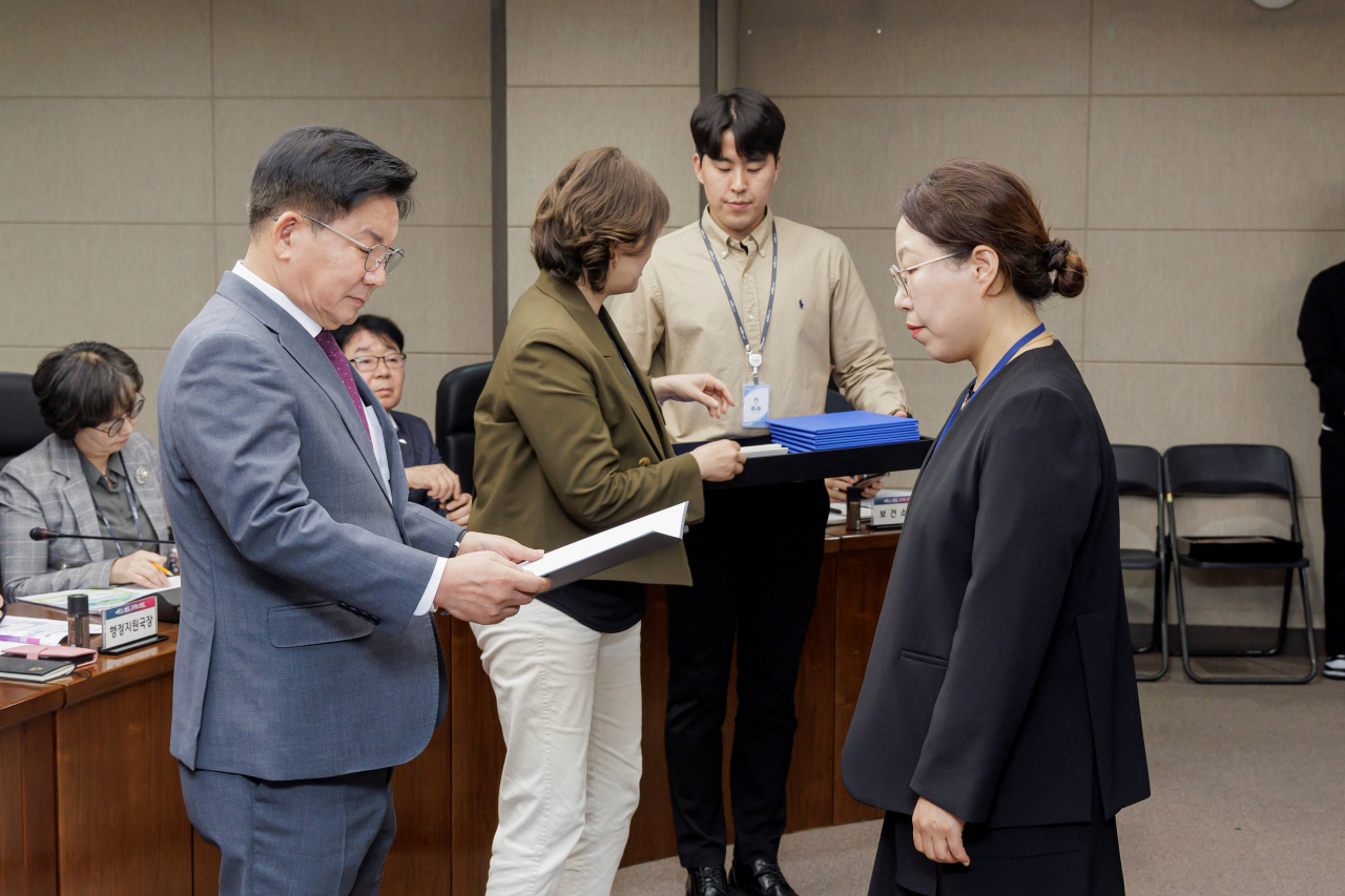 서울 마포구는 7월부터 구청 공무원을 대상으로 효도휴가제를 시행한다고 16일 밝혔다. 사진은 박강수 마포구청장이 지난달 효행공무원에게 표창장을 수여하는 장면. [마포구 제공]