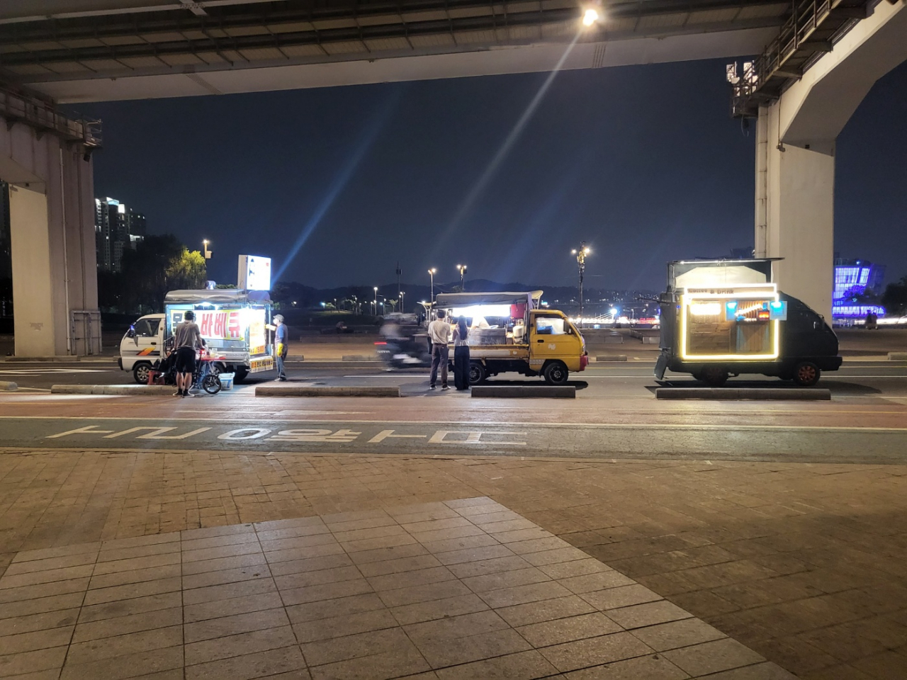 14일 밤 잠수교 자전거 도로에서 푸드트럭이 장사를 하고 있다. 김용재 기자