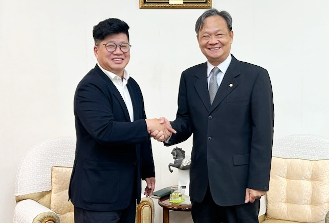 대만 타오위안 시에 위치한 에버그린 본사에서 강병구(왼쪽) CJ대한통운 글로벌 부문장과 에릭 시에 에버그린 사장이 업무협약 체결 행사 뒤 기념촬영을 하고 있다. [CJ대한통운 제공]