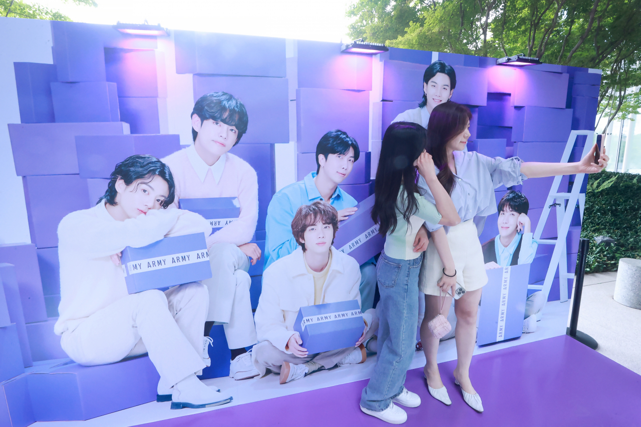 14일 서울 용산구 아모레퍼시픽 본사에서 열린 방탄소년단(BTS) 데뷔 10주년 기념 이벤트존에서 직원들이 기념사진을 찍고있다. '2023 BTS FESTA'와 협업해 진행되는 이번 이벤트는 대형 포토월, 케이크 포토존 등을 비롯해 아모레퍼시픽이 방탄소년단 관련해 선보인 한정판 제품과 굿즈가 전시된다. [연합]