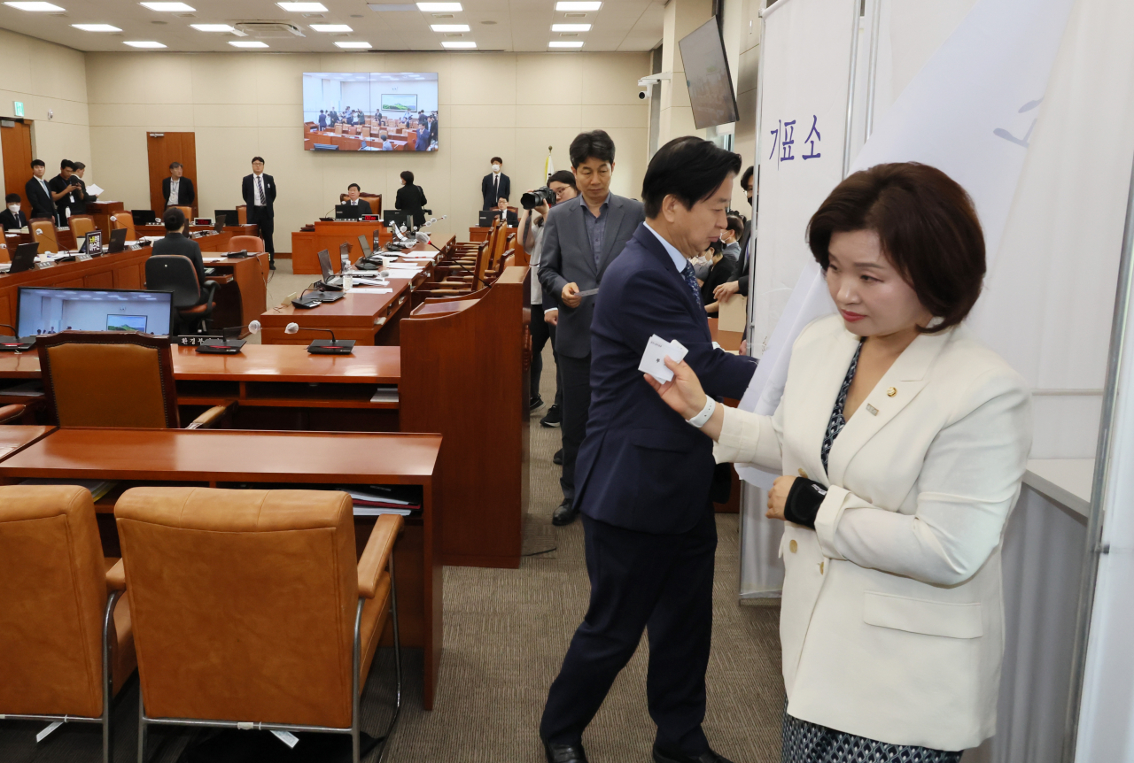 지난달 24일 오전 국회에서 열린 환경노동위원회 전체회의에서 '노란봉투법'(노동조합 및 노동관계조정법 개정안)의 본회의 직회부 요구안에 대한 무기명 투표가 여당 의원들이 퇴장한 가운데 진행되고 있다. [연합]