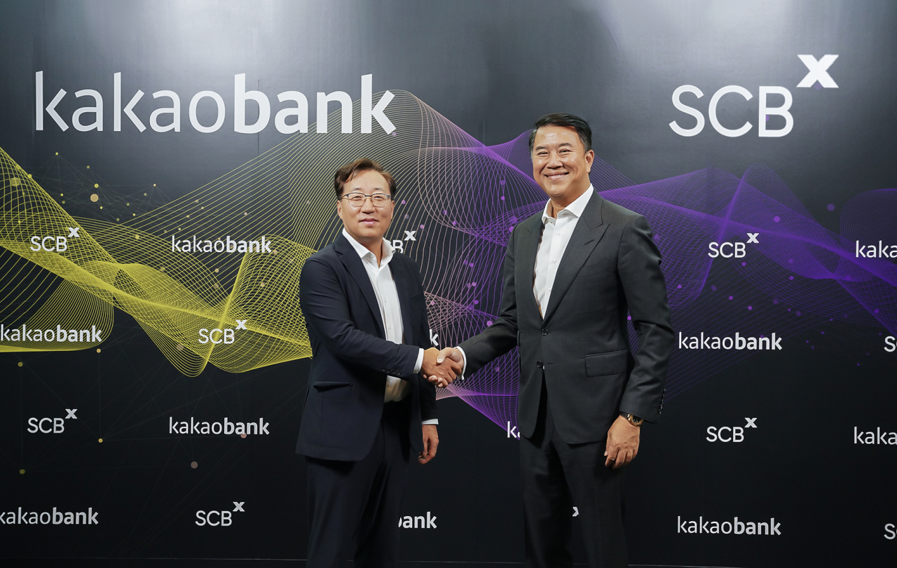 윤호영(왼쪽) 카카오뱅크 대표와 아르시드 난다위다야 SCBX 대표이사가 지난 15일 태국 방콕에 위치한 SCBX 본사에서 진행된 '태국 가상은행 인가 획득을 위한 업무협약' 체결식에서 기념 촬영을 하고 있다.[카카오뱅크 제공]