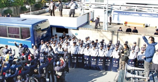 현대자동차 비정규직 노조가 2010년 11월 15일 현대차 울산공장 앞에서 정규직화를 요구하며 시위하는 모습.[연합]