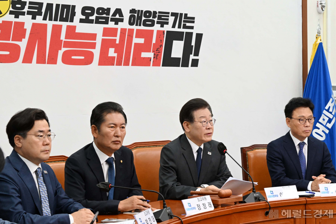 이재명(왼쪽 세번째) 더불어민주당 당대표가 16일 서울 영등포구 여의도 국회의사당 본청에서 열린 더불어민주당 최고위원회의에 참석해 발언하고 있다. 임세준 기자