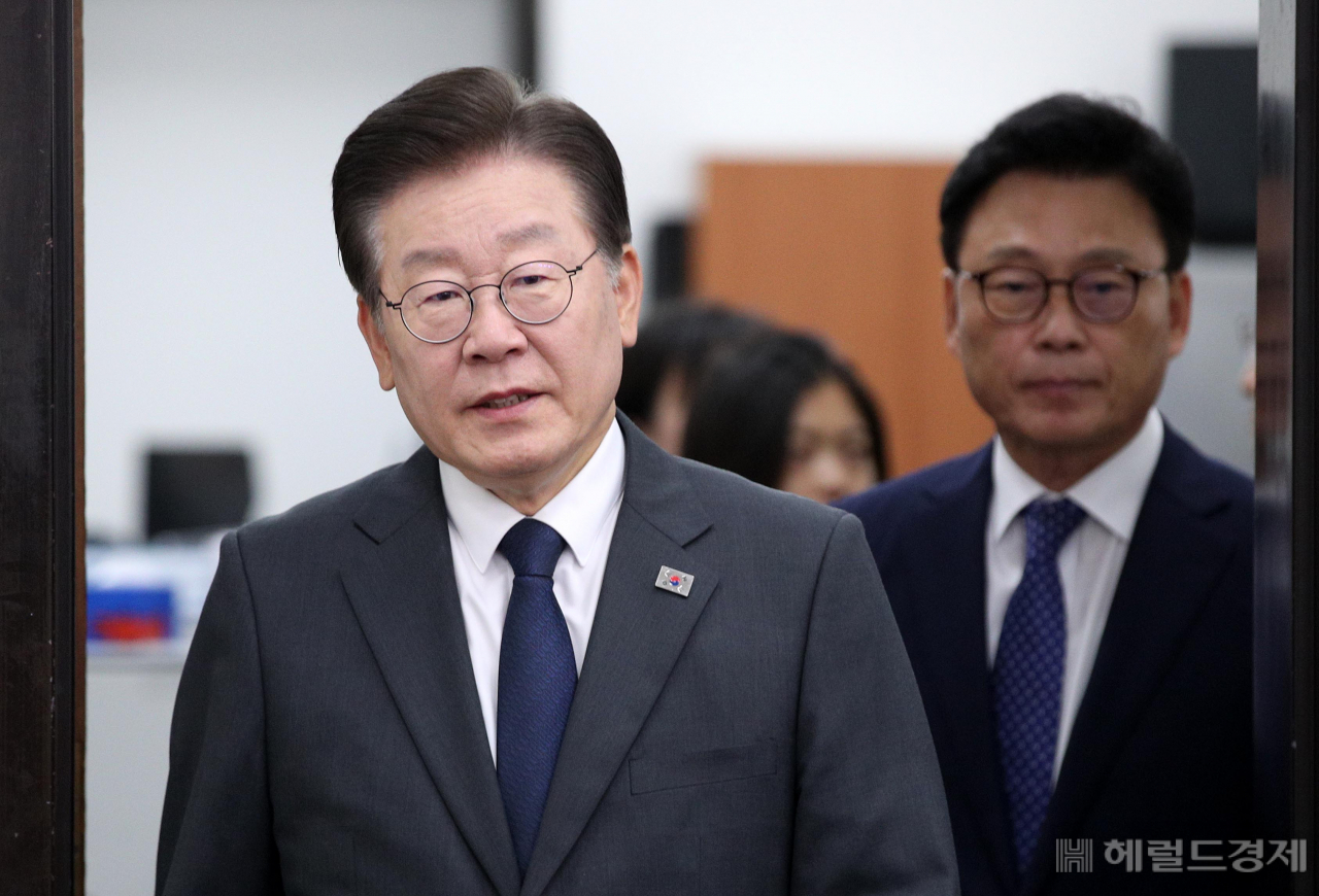 이재명(왼쪽) 더불어민주당 당대표와 박광온 원내대표가 16일 서울 영등포구 여의도 국회의사당 본청에서 열린 더불어민주당 최고위원회의에 참석하고 있다. 임세준 기자