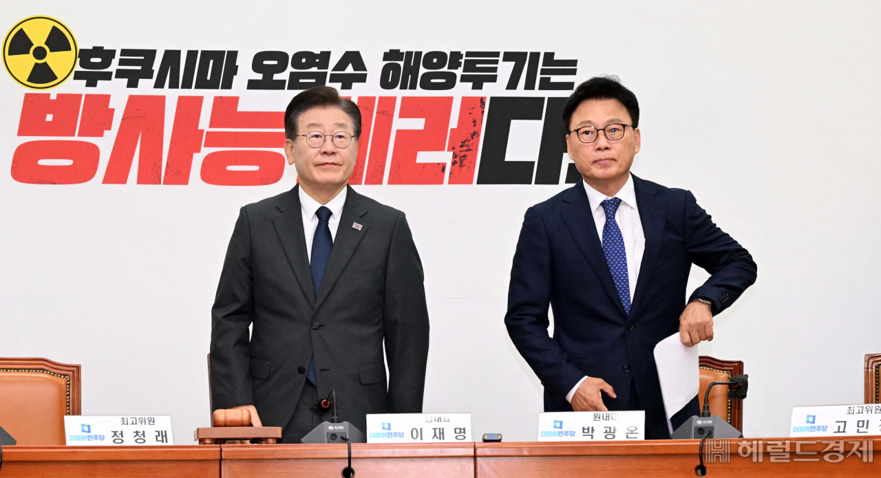 이재명(왼쪽) 더불어민주당 당대표와 박광온 원내대표가 16일 서울 영등포구 여의도 국회의사당 본청에서 열린 더불어민주당 최고위원회의에 참석하고 있다. 임세준 기자