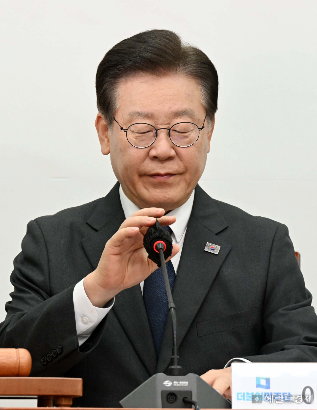 이재명 더불어민주당 당대표가 16일 서울 영등포구 여의도 국회의사당 본청에서 열린 더불어민주당 최고위원회의에 참석하고 있다. 임세준 기자