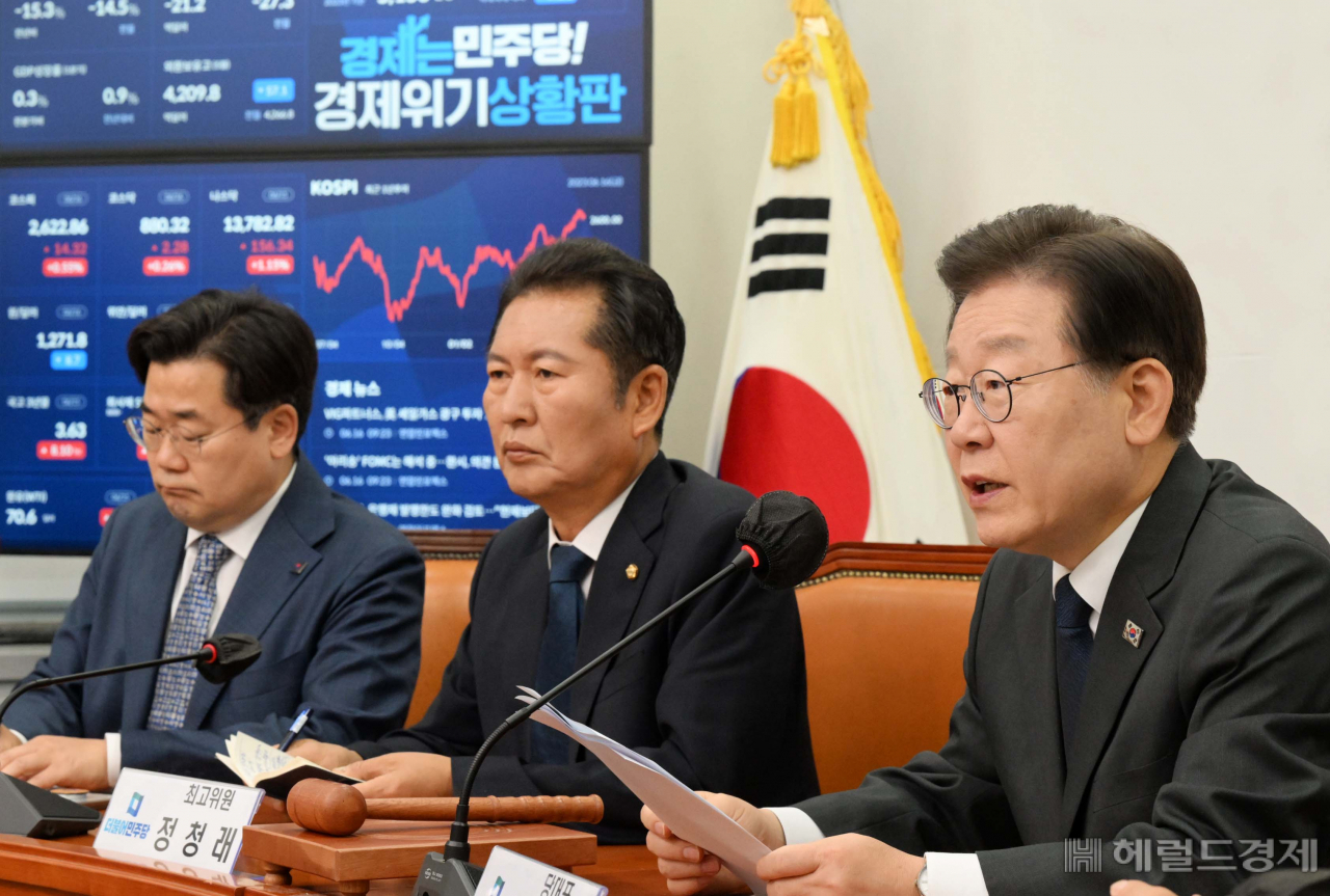이재명 더불어민주당 당대표가 16일 서울 영등포구 여의도 국회의사당 본청에서 열린 더불어민주당 최고위원회의에 참석해 발언하고 있다. 임세준 기자