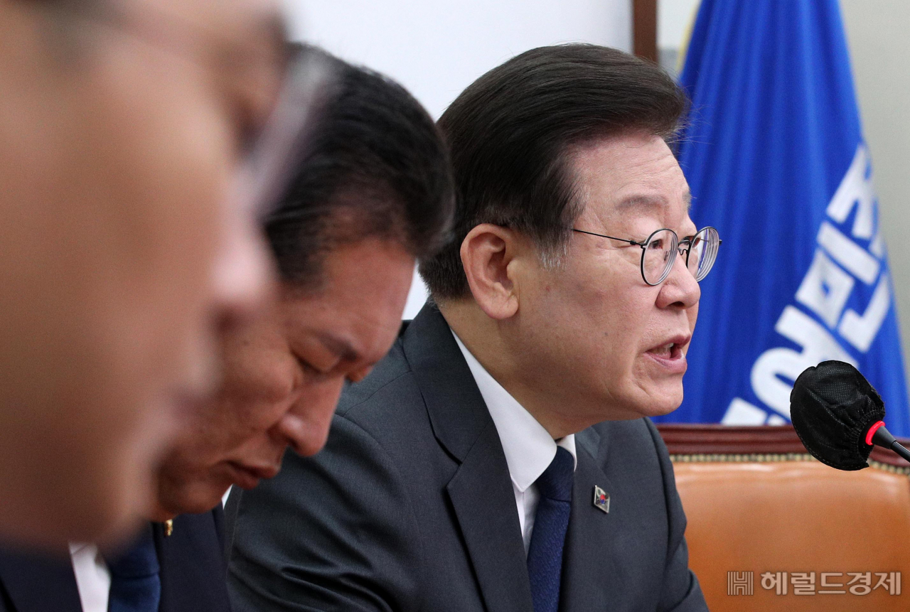 이재명 더불어민주당 당대표가 16일 서울 영등포구 여의도 국회의사당 본청에서 열린 더불어민주당 최고위원회의에 참석해 발언하고 있다. 임세준 기자
