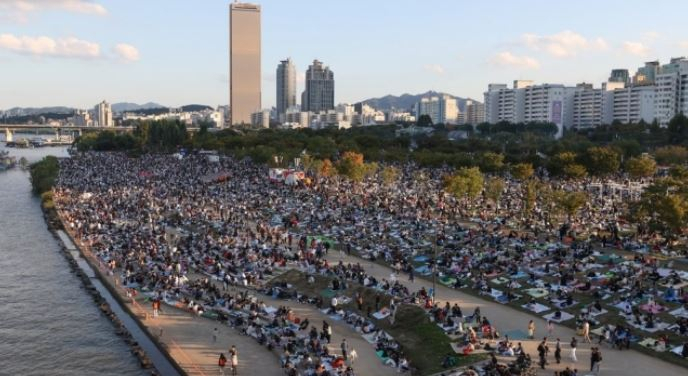 시민들로 붐비는 서울 여의도 한강공원. [연합]