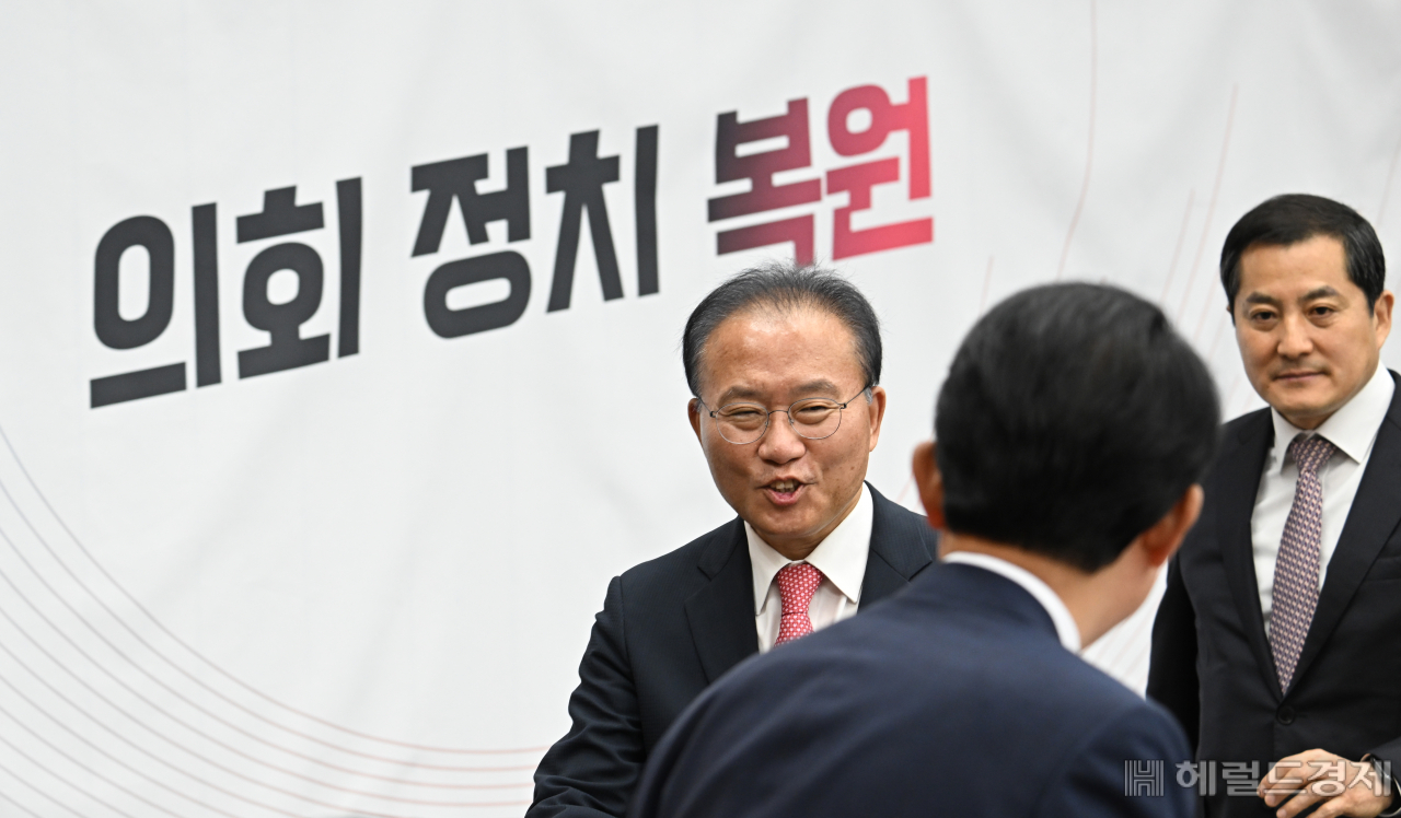 윤재옥 국민의힘 원내대표와 박대출 정책위의장이 16일 서울 영등포구 여의도 국회의사당 본청에서 열린 국민의힘 원내대책회의에 참석하고 있다. 임세준 기자