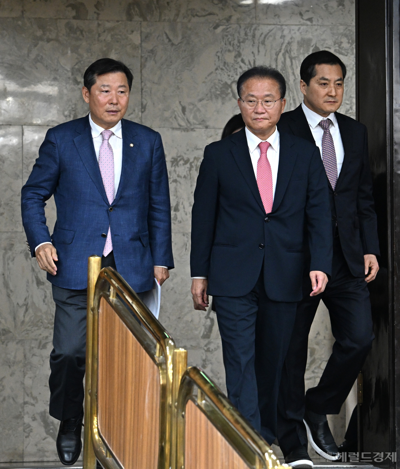 윤재옥 국민의힘 원내대표를 비롯한 지도부가 16일 서울 영등포구 여의도 국회의사당 본청에서 열린 국민의힘 원내대책회의에 참석하고 있다. 임세준 기자