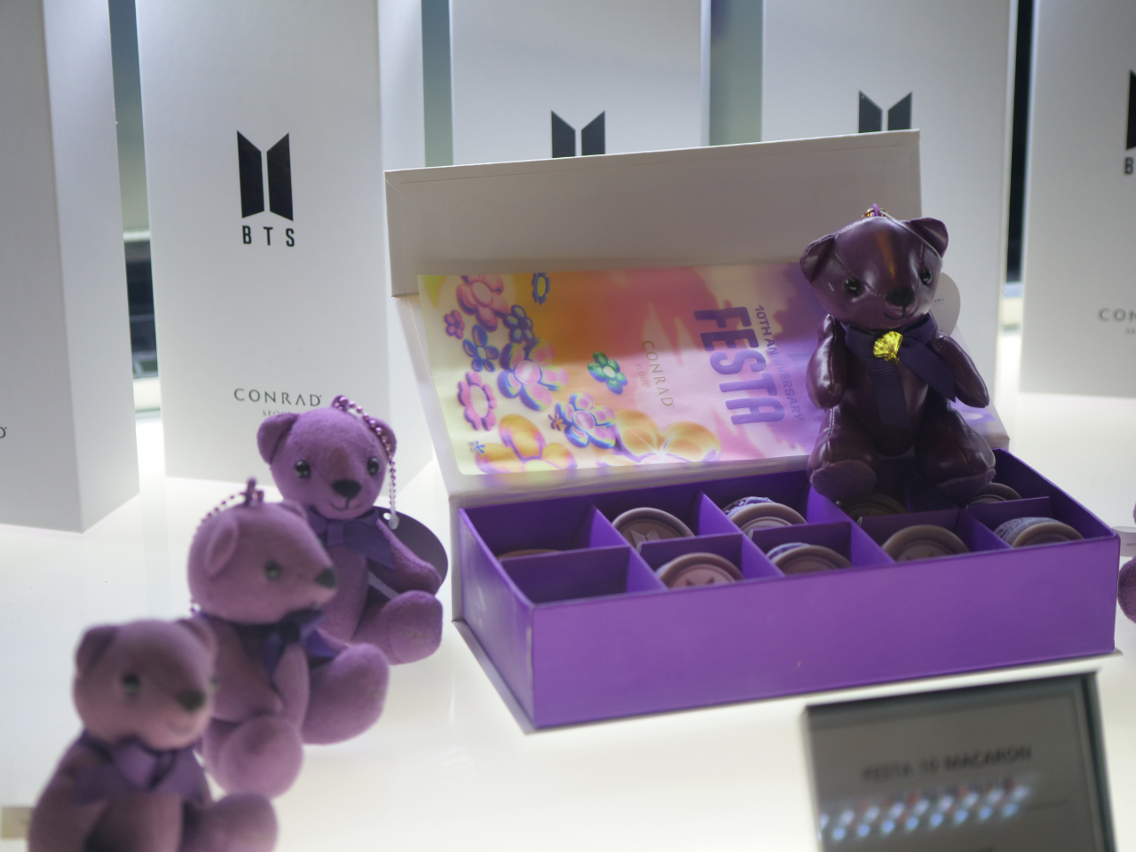 15일 서울 영등포구 여의도동 콘래드 서울 호텔. 이 호텔이 판매하는 그룹 방탄소년단(BTS) 관련 굿즈 모습. 이정아 기자