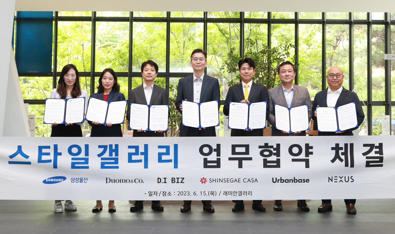 사진 왼쪽부터 조혜정 삼성물산 본부장, 박경원 두오모앤코 이사, 김광춘 신세계까사 상무, 김동현 한샘넥서스 이사, 하진우 어반베이스 대표, 임경규 디아이비즈 부장, 김명석 삼성물산 본부장이 업무협약을 체결한 후 기념사진을 촬영하고 있다.[삼성물산]