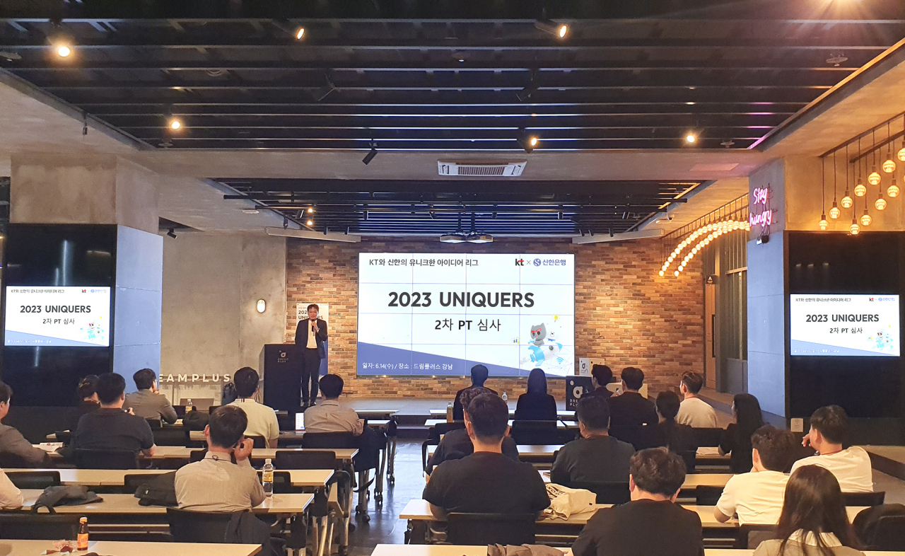 홍해천 KT 융합기술원 기술경영담당 상무가 ‘2023 UNIQUERS’ 공모전의 2차 PT 심사에서 참가자들에게 인사말을 하고 있는 모습. [KT 제공]