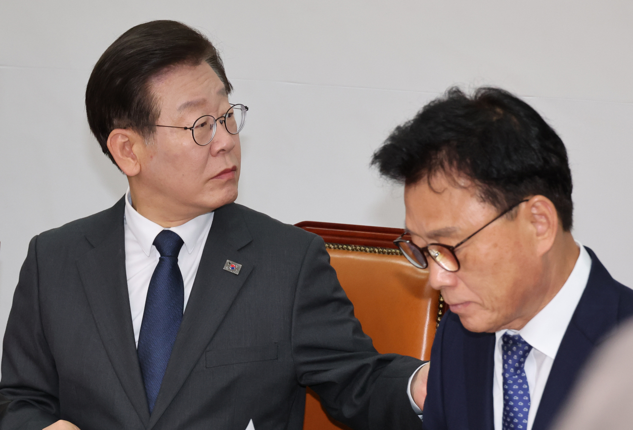 이재명 더불어민주당 대표와 박광온 원내대표가 16일 국회 당 사무실에서 열린 최고위원회의에 참석하고 있다. [연합]