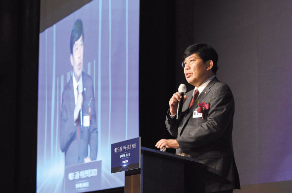 윤창현 국민의힘 의원이 15일 서울 중구 더 플라자호텔 그랜드볼룸에서 열린 헤럴드 금융·부동산포럼 2023에서 축사를 하고 있다. 이상섭 기자