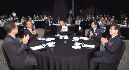 ‘질서의 재편, 새로운 길’이라는 주제로 15일 서울 중구 소공동 더 플라자호텔에서 열린 ‘헤럴드 금융·부동산포럼 2023’에서 강석훈(왼쪽부터) 산업은행 회장, 양종희 KB금융지주 부회장, 전창협 헤럴드 대표, 김소영 금융위원회 부위원장, 빈대인 BNK금융지주 회장이 윤창현 국민의힘 의원의 축사에 박수를 보내고 있다. 임세준 기자
