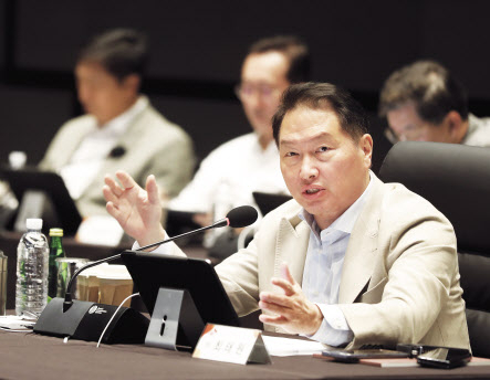 최태원 회장이 15일 서울 광진구 그랜드 워커힐 서울에서 열린 ‘2023 확대경영회의’ 기조연설을 하고 있다. [SK그룹 제공]