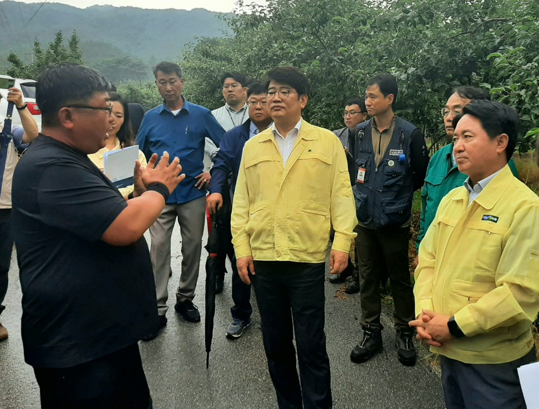 권재한(앞줄 가운데) 농림축산식품부 농업혁신정책실장이 15일 경북 문경 한 사과 농가를 방문해 우박피해 농가의 애로사항을 청취하고 있다. [농림축산식품부 제공]