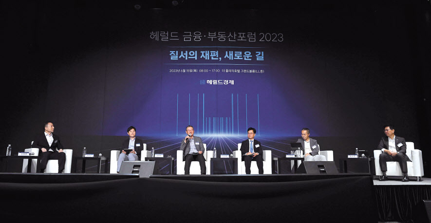 주제 발표 이후 조현준(왼쪽부터) 핀크 대표, 신원근 카카오페이 대표, 김용진 서강대 경영학 교수, 신진창 금융위 금융산업국장, 서래호 네이버파이낸셜 금융총괄 책임리더, 임수한 신한은행 디지털전략 부행장이 패널 토론을 하고 있다. 이상섭 기자