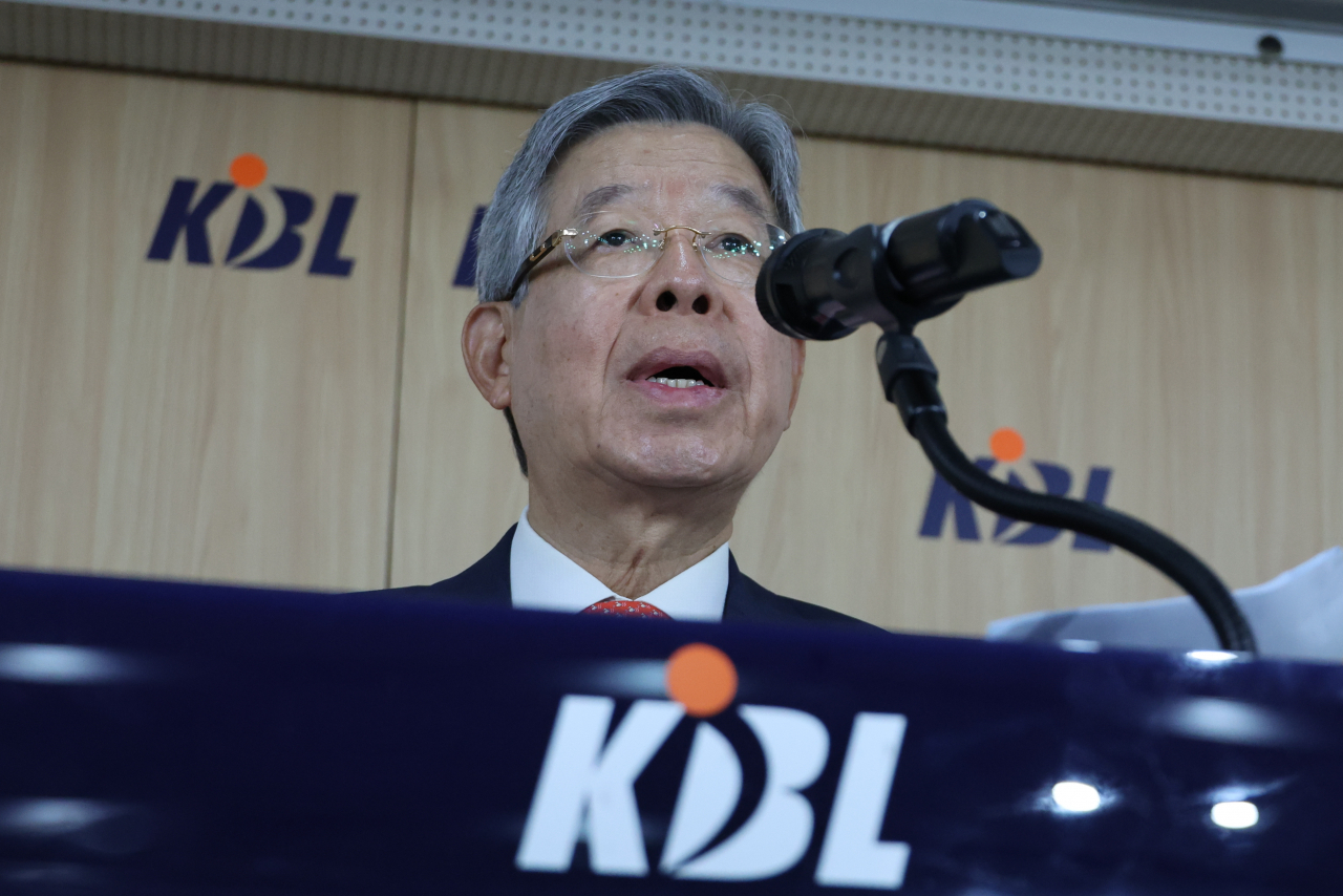 김희옥 KBL 총재가 16일 오전 서울 강남구 KBL센터에서 고양 데이원의 회원자격을 박탈하기로 한 임시총회 결정을 발표하고 있다. 연합뉴스