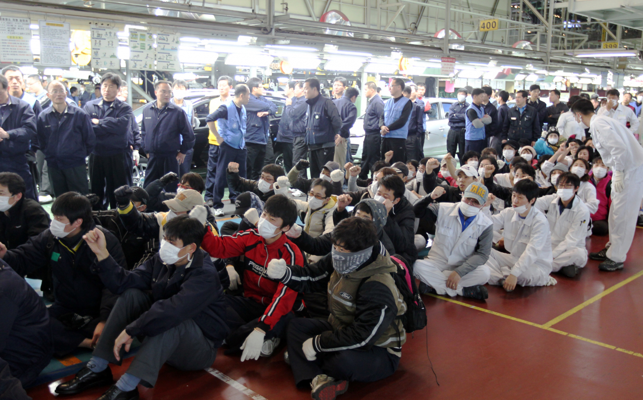 지난 2010년 11월 17일 현대차 비정규직 근로자들이 울산 3공장을 점거한 채 파업 농성을 벌이고 있다. 주변에 관리직 직원들이 생산라인을 지키고 있다. [연합]