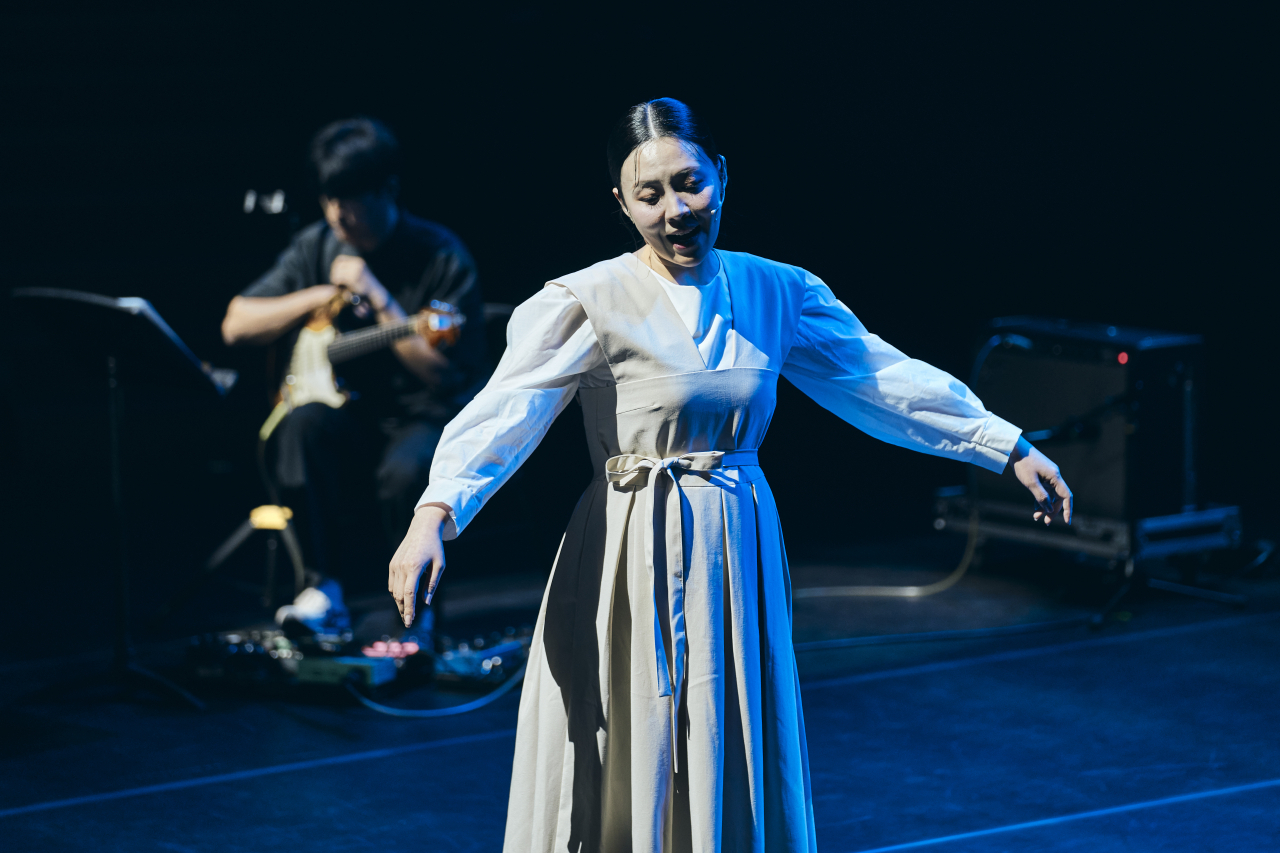 2023 여우락 페스티벌 쇼케이스_박인혜X정연락X최인환_'종이 꽃밭：두할망본풀이 '[국립극장 제공]