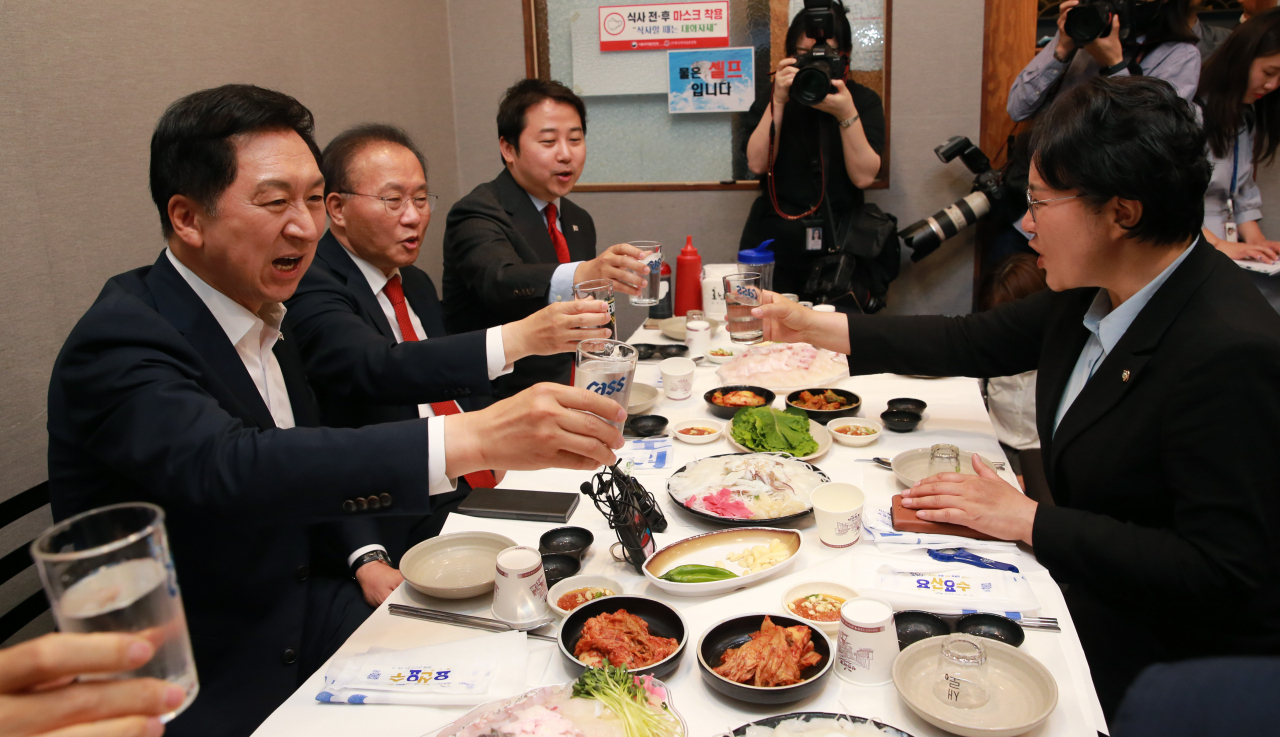 與 지도부 ‘노량진 만찬’…야당발 ‘오염수 괴담’ 대응 수위 높인다[이런정치]