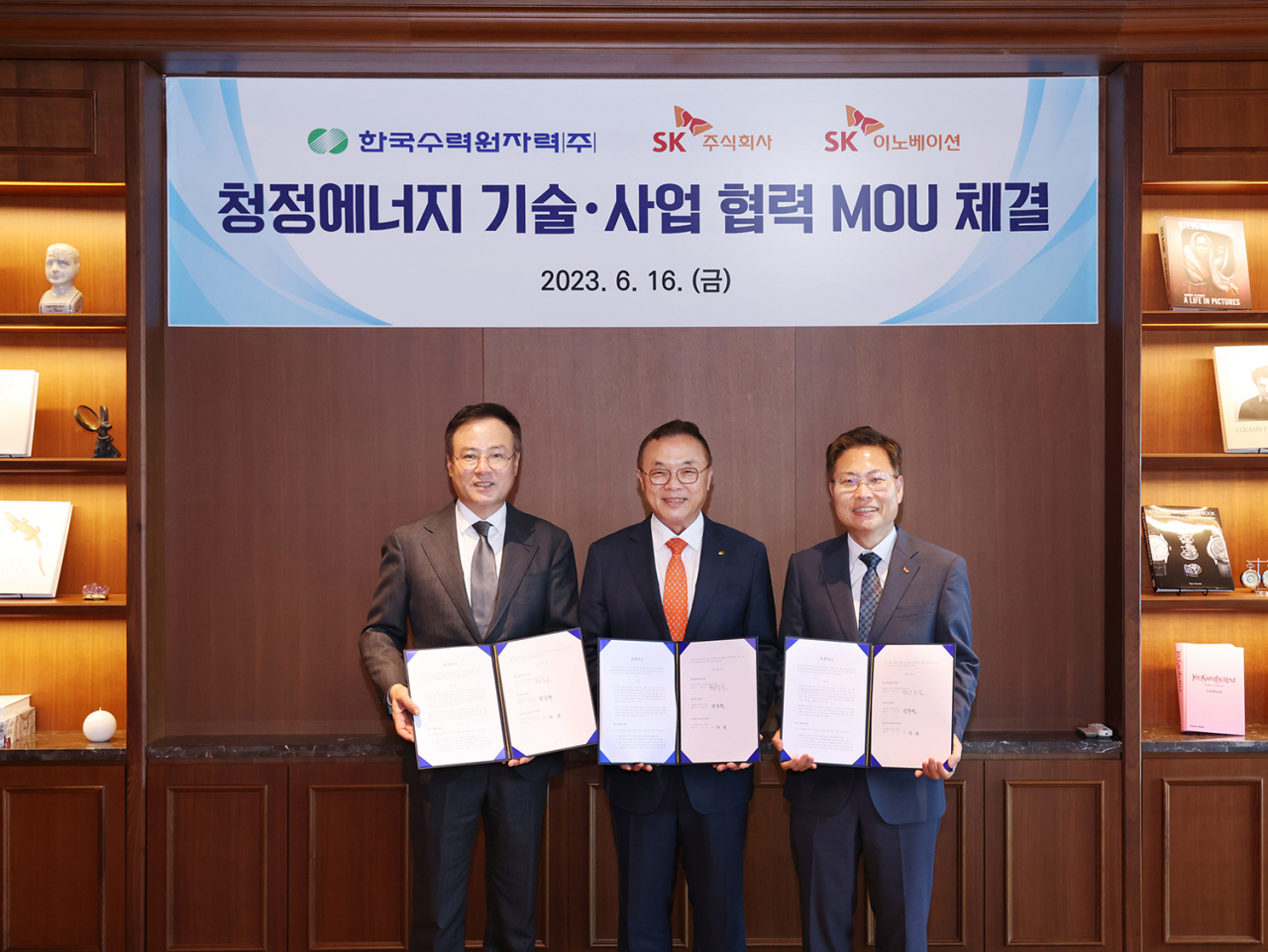 왼쪽부터 장동현 SK㈜ 부회장, 황주호 한국수력원자력 사장, 강동수 SK이노베이션 포트폴리오 부문장 등이 협약식 이후 기념사진을 촬영하고 있다. [SK㈜ 제공]