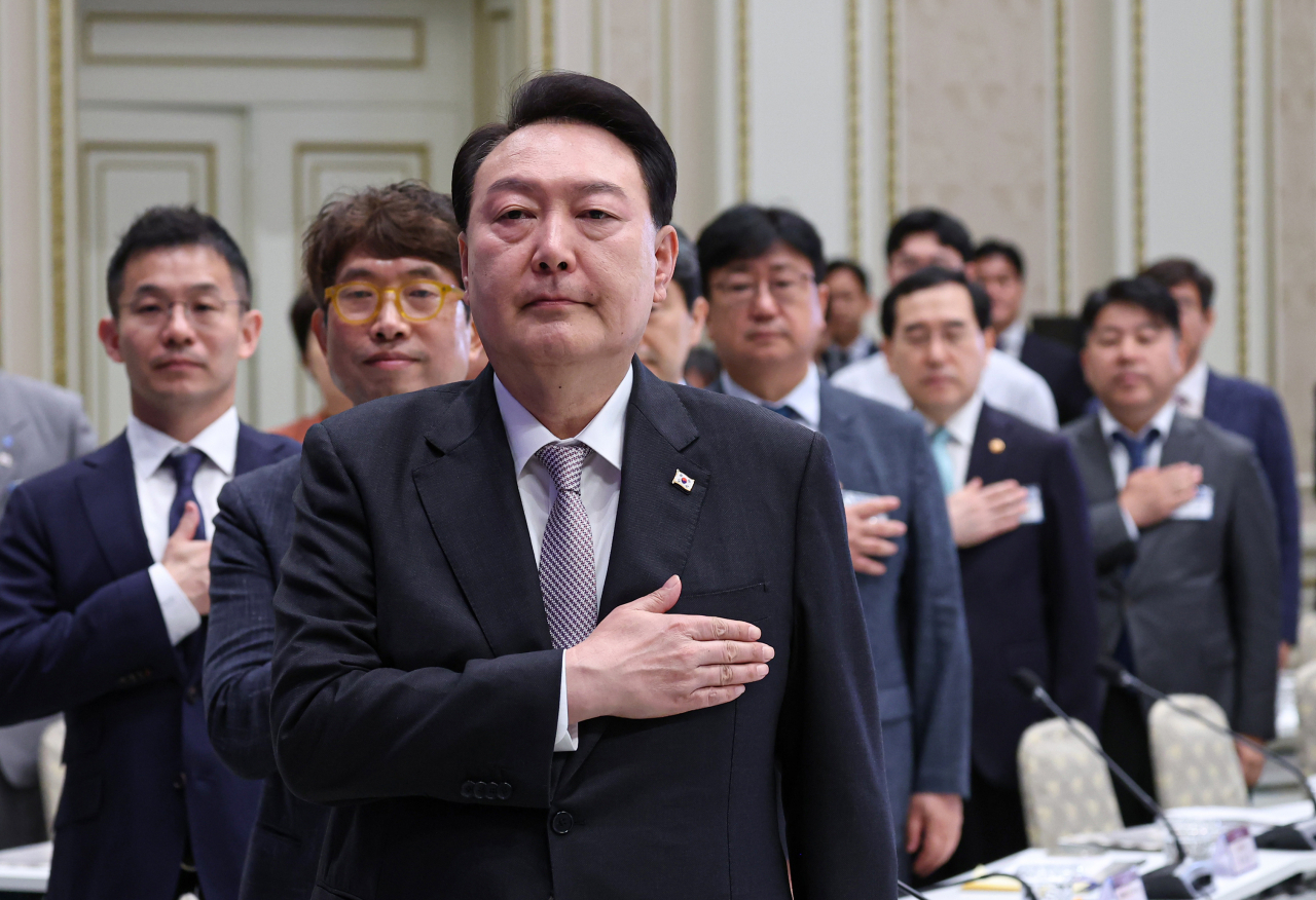 윤석열 대통령이 8일 청와대 영빈관에서 열린 제17차 비상경제민생회의 겸 반도체 국가전략회의에서 국기에 경례하고 있다. [연합]