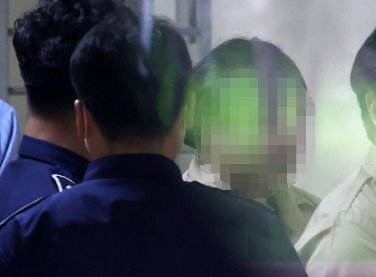 12일 오후 부산 연제구 부산 법원종합청사에서 돌려차기 사건 피고인 A 씨가 항소심 선고 공판에서 징역 20년을 선고 받은 뒤 호송차에 오르고 있다. 부산고법 형사 2-1부(최환 부장판사)는 A 씨에게 징역 20년을 선고하고, 10년간 정보통신망에 신상 공개, 10년간 아동 관련 기관 취업 제한, 20년간 위치추적 전자장치 부착을 명령했다. 신상공개 명령이 최종 확정되면 온라인을 통해 A 씨의 얼굴과 신상 등이 일반에 공개된다. [연합]