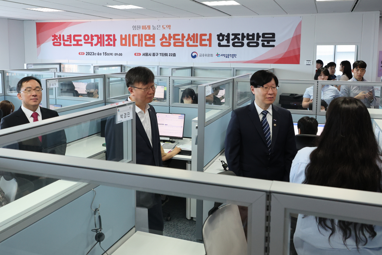 매월 70만원씩 5년간 적금하면 최대 5천만원의 목돈을 마련할 수 있는 '청년도약계좌'가 출시된 15일 김소영 금융위원회 부위원장이 서울 중구 T타워 내 청년도약계좌 비대면 상담센터를 방문, 상담사들과 대화하고 있다. [연합]