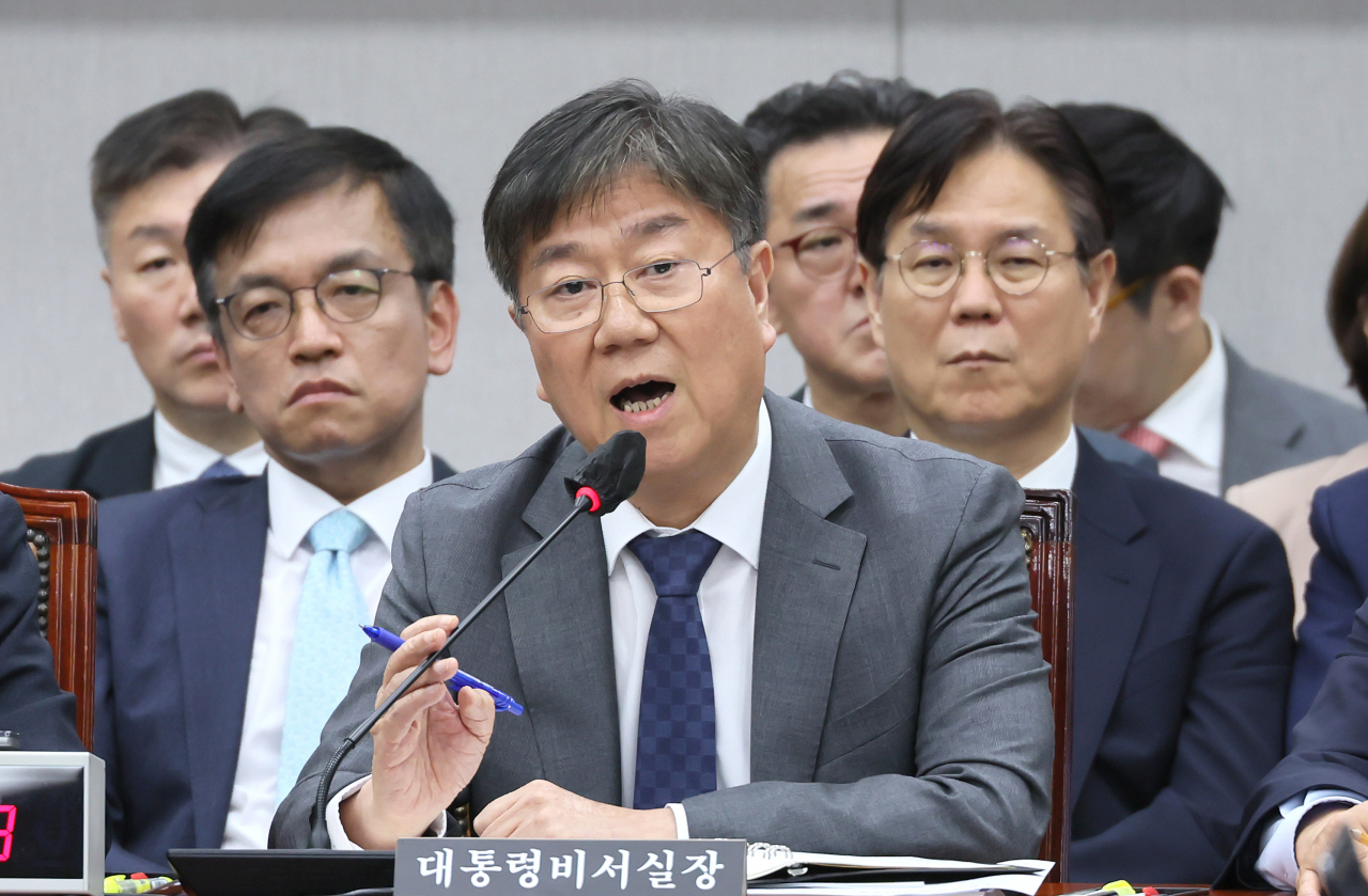 김대기 대통령비서실장이 지난달 24일 오후 국회에서 열린 운영위원회 전체회의에서 의원질의에 답변하고 있다. [연합]