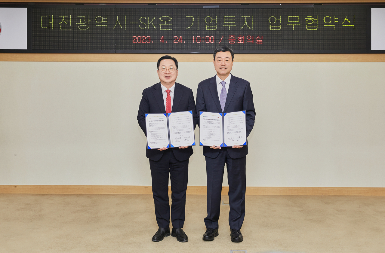 지동섭(오른쪽) SK온 사장과 이장우 대전시장이 지난 4월 열린 ‘대전광역시-SK온 기업투자 업무협약식’에서 기념촬영을 하고 있다. [SK온 제공]