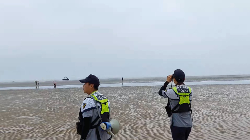 해양경찰관이 해루질 안전사고 예방을 위해 순찰중인 사진.[해양경찰청 제공]