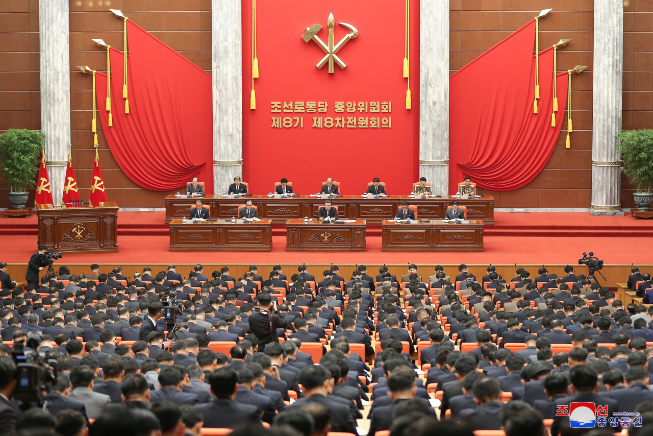 북한 노동당 중앙위원회 제8기 제8차 전원회의 확대회의가 지난 16일 당 중앙위 본부에서 열렸다고 조선중앙통신이 17일 보도했다. 김정은 국무위원장 겸 노동당 총비서가 회의에 참석했다고 통신은 전했다.[연합]